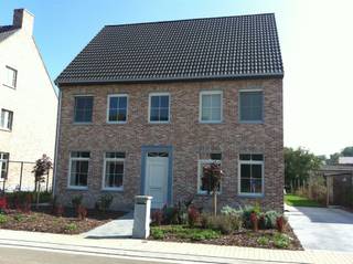 <p><span>OUTRIJVE, Maraillestraat  -  LOT 1</span></p><p><span> </span></p><p><span>Dit ruim perceel bouwgrond van maar liefst 13 a 29 ca bestemd voor een open bebouwing is gelegen in het landelijke en rustig gelegen dorp Outrijve, deelgemeente van Avelgem.</span></p><p><span> </span></p><p><span>Wij bouwen volgens de regels der kunst met traditionele materialen en volledig  afgewerkt volgens uw wensen als bouwheer. </span></p><p><span>U kan kiezen uit een breed gamma hoogwaardige materialen die passen bij jouw budget en stijlvoorkeuren conform ons uitgebreid lastenboek.</span></p><p><span> </span></p><p><span>De bij wijze van voorbeeld bijgevoegde woning  heeft een bewoonbare oppervlakte van 144 m² met op het gelijkvloers een inkomhal met gastentoilet, een lichtrijke woonkamer met volledig uitgeruste open keuken en aansluitend een berging. Op de verdieping hebben we voor U 3 slaapkamers, een ingerichte badkamer met inloopdouche en apart toilet.</span></p><p><span> </span></p><p><span>De afgebeelde foto's en voorontwerp zijn louter informatief. </span></p><p><span> </span></p><p><span>Wij maken samen met u in onze kijkwoning een ontwerp van uw droomwoning conform de bouwvoorschriften.</span></p><p><span> </span></p><p><span>Geïnteresseerd ? Neem dan zeker contact op met Christelle op het nummer 0473 878 879 of mail naar <span>christelle@immosafe.be</span></span><span> </span></p>
