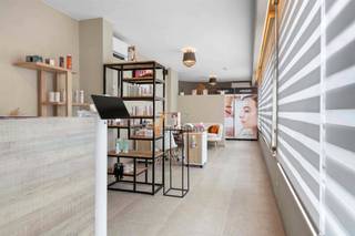 Instapklaar handelspand / kantoor / praktijkruimte  + 1-slaapkamerappartement op commerciële topligging in Schoten( mogelijk om het volledige...