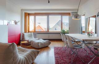 <p>Dit instapklaar en kraaknet onderhouden appartement is gelegen op de vierde verdieping van een verzorgd gebouw met lift. Vanop het terras achteraan genieten we van een mooi zicht over de Kruidtuin en de grote raampartijen laten de living en keuken baden in stralend zonlicht. Het riant leefgedeelte biedt meer dan voldoende plaats om een ruime zithoek en een sfeervolle eetkamer te installeren met daarnaast een volledig ingerichte keuken. Op de inkomhal vinden we een grote vestiaire en het gastentoilet. Aan de achterzijde van het appartement vinden we 3 volwaardige slaapkamers en de badkamer. Een ideaal appartement voor iedereen die graag midden in het centrum wil gaan wonen, winkels van allerlei aard vlakbij wensen en openbaar vervoer als een extra voordeel appreciëren. De mogelijkheid tot aankoop van een ondergrondse staanplaats (+25.000 EURO) maakt dit appartement compleet.</p>
<p>Plannen en documentatie te vinden op www.reds.be. Voor meer informatie of een bezichtiging, neem gerust contact op met Daniël via mail (daniel@reds.be) of telefoon (0475.25.30.64). Dat mag trouwens ook ’s avonds of in het weekend!</p>