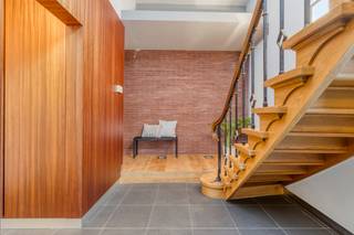 <p><strong>Statige herenwoning met handelsruimte, dubbele garage en prachtige tuin met zwembad</strong></p>
<p>Bent u op zoek naar een unieke eigendom waar wonen, werken en genieten harmonieus samenkomen? Dan zal deze statige en karaktervolle woning u ongetwijfeld weten te bekoren. Achter de verzorgde gevel schuilt een verrassend ruime woning met een volledig ingerichte handelsruimte aan de straatzijde, een luxueuze woonbeleving en een schitterende tuin met zwembad.</p>
<p>Aan de voorzijde bevindt zich de handelsruimte met grote etalage, ideaal voor een vrij beroep, kantoor, praktijkruimte of winkel. Dankzij de aparte indeling kan wonen en werken hier perfect gecombineerd worden.</p>
<p>Het woongedeelte straalt licht en ruimte uit. De royale woonkamer geniet van grote raampartijen met een prachtig zicht op de tuin en biedt plaats aan zowel een gezellige zithoek als een ruime eetkamer. Aansluitend bevindt zich de volledig uitgeruste leefkeuken waar gezellig tafelen centraal staat. Verder vindt u op het gelijkvloers nog een praktische wasplaats, een afzonderlijke bureauruimte en ruime keldervertrekken die tal van opslagmogelijkheden bieden.</p>
<p>Op de eerste verdieping bevinden zich drie ruime slaapkamers. De badkamer is uitgerust met zowel een douche als een ligbad. Daarnaast beschikt de woning over een afzonderlijke dressing met ingebouwde kasten en een badkamermeubel met dubbele wastafel.</p>
<p>De afgewerkte zolderverdieping vormt een absolute meerwaarde. Hier bevindt zich nog een uitzonderlijk grote kamer met ingebouwde kasten en een wastafel. Deze ruimte leent zich perfect als master bedroom, hobbyruimte, atelier, speelkamer of extra bureel. Bovendien is er nog een afzonderlijke bergzolder aanwezig (met mogelijkheid tot het creëren van een slaapkamer).</p>
<p>Ook buiten laat deze eigendom niets te wensen over. De aangelegde en volledig private tuin vormt een ware oase van rust. In het poolhouse is een extra toilet en douche aanwezig, alsook de filterinstallatie van het zwembad en een praktische bergzolder. Onder het overdekte terras met open haard geniet u het hele jaar door van het buitenleven. Het verwarmde zwembad nodigt uit tot ontspanning tijdens warme zomerdagen. Achteraan het perceel bevindt zich een zeer ruime dubbele garage met bergruimte.</p>
<p>Deze unieke eigendom combineert charme, ruimte, comfort en commerciële mogelijkheden op een uitstekende locatie. Een ideale opportuniteit voor wie op zoek is naar een prestigieuze gezinswoning met praktijk- of handelsruimte aan huis. Het handelsgedeelte kan ook apart verhuurd worden.</p>
<p><strong> </strong></p>
<p><strong> </strong></p>
<p><strong>Troeven</strong></p>
<p>✅ Handelsruimte met aparte uitstraling en grote etalage - ca 65m²<br />✅ Royale en lichtrijke woonkamer<br />✅ Volledig ingerichte leefkeuken<br />✅ Bureauruimte en wasplaats<br />✅ Ruime keldervertrekken<br />✅ 3 grote slaapkamers<br />✅ Dressing met dubbele wastafel<br />✅ Badkamer met douche en ligbad<br />✅ Zeer ruime zolderkamer met ingebouwde kasten<br />✅ Bergzolder<br />✅ Mooie tuin met zwembad<br />✅ Overdekt terras met buitenhaard / poolhouse met extra douche en toilet<br />✅ Grote dubbele garage met extra bergruimte<br />✅ Ideale combinatie van wonen en werken!</p>