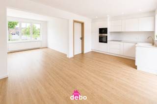 Prachtige hoekwoning met alle luxe en comfort te Harelbeke met voortuin, omvattende o.a.<strong> </strong>
<ul>
<li>Inkomhal</li>
<li>Gastentoilet</li>
<li>Zeer mooie lichtrijke leefruimte</li>
<li>Nieuwe open keuken met vaatwas, mee geïntegreerd met de leefruimte waardoor je een groter open gevoel creëert</li>
<li>Wasplaats/berging , chauffageketel 2026 Vaillant</li>
<li>Inloopdouche en lavabomeubel</li>
<li>Terras</li>
<li>Tuin met uitweg achteraan</li>
</ul>
1<sup>ste</sup> VERDIEP:
<ul>
<li>Luxe badkamer met lavabomeubel, inloopdouche en 2<sup>de</sup> toilet</li>
<li>2 afgewerkte slaapkamers</li>
</ul>
ZOLDER:
<ul>
<li>Prachtige geïsoleerde zolder toegankelijk via zolderluik</li>
</ul>
Gelegen op een rustige plaats, op enkele minuten wandelen van het centrum, parking aan de woning. Volledig modern en totaal gerenoveerd van a…tot…z. Centrale verwarming op aardgas, conforme elektriciteit, dubbele beglazing, spouwisolatie,......Grondoppervlakte 184m². Bruikbare vloeroppervlakte ca.146m² (indicatief volgens het EPC). EPC 166kWh/m² - UC3858847 – Label B – geen renovatieplicht. Renovatiejaar 2026. Asbestvrij. P-score en G-score: A. Bevindt zich niet in een risicozone voor overstromingen. Vrij bij akte en betaling.<br />Bel of mail voor afspraak info@immodebo.be en reserveer alvast Uw bezichtiging<br />