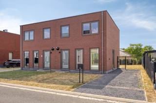 Bent u op zoek naar een moderne en energiezuinige gezinswoning in een rustige, kindvriendelijke omgeving? Dit splinternieuwe huis te koop in het charmante Wijchmaal (Peer) biedt u alle comfort van een eigentijdse nieuwbouw. Met een uitstekende bereikbaarheid en alle nodige voorzieningen zoals scholen en winkels in de buurt, is dit de ideale kans om uw intrek te nemen in een dynamische en groene regio. Dit hoogwaardige vastgoed is bovendien uitgerust met moderne zonnepanelen, wat garant staat voor een lage energiefactuur en een duurzame toekomst.<br /><br />Bij het betreden van de halfopen bebouwing komt u binnen in een uitnodigende inkomhal met een gastentoilet. De hal leidt u rechtstreeks naar de ruime, lichtrijke leefruimte. Hier loopt de zithoek naadloos over in de open keuken, die perfect is ingericht voor gezellige kookmomenten met het gezin. Aansluitend aan de keuken bevindt zich een praktische, koele berging. Dankzij de grote raampartijen geniet u van een overvloed aan natuurlijk daglicht én heeft u een prachtig uitzicht op de volledig aangelegde tuin met een sfeervol terras.<br /><br />Op de eerste verdieping brengt de nachthal u naar drie volwaardige, comfortabele slaapkamers. De moderne badkamer is voorzien van alle hedendaagse comfort om heerlijk te ontspannen. Daarnaast is er op deze verdieping nog een extra berging aanwezig, ideaal voor het stockeren van huishoudelijke spullen of als extra wasruimte.<br /><br />Dit unieke huis in Peer is volledig instapklaar en biedt flexibiliteit qua afwerking. De koper heeft namelijk de unieke keuze: het pand kan volledig professioneel geschilderd en geverfd opgeleverd worden, of u kiest ervoor om de woning zelf te verven en zo meteen uw eigen stempel op het interieur te drukken.<br /><br />Buiten beschikt het perceel over een fraaie voortuin en een ruime oprit met parkeergelegenheid op eigen terrein. De achtertuin met het reeds aangelegde terras is de perfecte plek om te genieten van zonnige middagen en gezellige barbecue-avonden.<br /><br />Bent u benieuwd naar de troeven van dit energiezuinige huis in Peer? Neem vandaag nog contact met ons op voor meer informatie of een bezoek ter plaatse!<br /><br />Bestuursmaatregelen in het maatregelenregister: nee<br /><br />Deze AI-visualisaties zijn bedoeld als inspiratie. Er werd geen rekening gehouden met technische specificaties, stedenbouwkundige voorschriften of de concrete mogelijkheden tot realisatie.