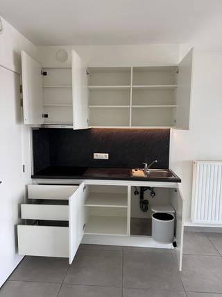 Dit lichtrijke appartement beschikt over twee slaapkamers, waarvan één ruime slaapkamer en een tweede kamer die ideaal kan worden ingericht als bureau of hobbyruimte. De woning biedt een ruime en gezellige living met toegang tot een balkon aan de voorzijde, perfect om te genieten van wat frisse lucht. Aan de achterzijde, ter hoogte van de slaapkamers, bevindt zich een aangenaam terras. Daarnaast is er een praktische fietsenberging voorzien. Dit appartement is beschikbaar vanaf 01/08/2026 voor een huurprijs van €820 per maand, aanvullend met een voorschot van €75 voor de algemene onkosten. Ben je geïnteresseerd in dit pand te huur in Oostende? Ga naar de website www.dermul.be, klik op het pand dat je wenst te huren. Via de knop "ik heb interesse" vragen we u kort een profiel in te vullen. Daarna nemen we contact op voor een bezoek. Telefonisch kunnen er geen afspraken gemaakt worden.