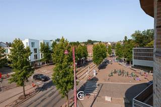 Ontdek dit mooi onderhouden en lichtrijke appartement van101 m² met een aangename en praktische indeling. Via de inkomhal komt u terecht in de ruime woon- en eetkamer, waar de grote raampartijen voor veel natuurlijke lichtinval en een aangename sfeer zorgen. Verder beschikt het appartement over een afzonderlijke ingerichte keuken, een praktische berging, 1 volwaardige slaapkamer, een badkamer en een apart toilet. Een mooie extra troef is het terras van 14 m², ideaal om in alle rust van het buitenleven te genieten. Het appartement is verzorgd en mooi onderhouden en biedt dankzij zijn royale oppervlakte een uitstekend wooncomfort. De ligging in Sint-Agatha-Berchem is bijzonder praktisch, met winkels, openbaar vervoer en dagelijkse voorzieningen op wandelafstand, evenals een vlotte verbinding naar het centrum van Brussel en de belangrijkste invalswegen. Een ideale woonst voor wie op zoek is naar ruimte, veel lichtinval, comfort en een ruim terras. De aankoop van een staanplaats aan € 12.500 is verplicht en komt bovenop de verkoopprijs van het appartement. Neem gerust contact met ons op voor meer informatie of om een bezoek in te plannen.