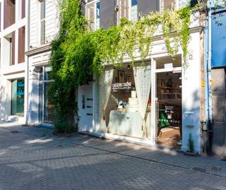 De Oever, de verbinding tussen de Kloosterstraat en Hoogstraat, is gesitueerd in de directe nabijheid van toeristische trekpleisters zoals...