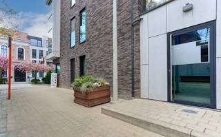 In het bruisende centrum van Beveren bevindt zich dit gelijkvloers appartement met 1 slaapkamer, een autostaanplaats en een ruime...