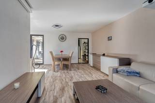 <p><span>Deze gerenoveerde eengezinswoning is gelegen op een mooi perceel van ca. 832 m², op een boogscheut van het centrum van Vosselaar.<br /><br /></span><span>De woning werd opgetrokken in 1978 en gedeeltelijk gerenoveerd in 2025-2026 en beschikt op het gelijkvloers over een inkomhal, een aangename leefruimte met aansluitend een volledig geïnstalleerde keuken en een zonnige veranda met zicht op de tuin. Verder bevinden zich hier een praktische wasplaats met afzonderlijk toilet en douche, een hobbyruimte en toegang tot de kelder.<br /><br /></span><span>Op de eerste verdieping bevinden zich drie slaapkamers en een badkamer voorzien van een inloopdouche. Van hieruit is er eveneens toegang tot de ruime zolder, die tal van mogelijkheden biedt en perfect kan worden ingericht als hobby-, speel- of extra bergruimte.<br /><br /></span><span>Buiten geniet u van een mooi aangelegde en zonnige tuin.<br /><br /></span><strong><span>Bijzonderheden</span></strong></p>
<ul>
<li>
<p><span>Mooi perceel van ca. 832 m²;</span></p>
</li>
<li>
<p><span>Gedeeltelijk gerenoveerd;</span></p>
</li>
<li>
<p><span>Nieuwe ramen;</span></p>
</li>
<li>
<p><span>Muren en dak geïsoleerd;</span></p>
</li>
<li>
<p><span>Afzonderlijke garage;</span></p>
</li>
<li>
<p><span>Zonnige, aangelegde tuin;</span></p>
</li>
<li>
<p><span>Gunstige ligging nabij het centrum van Vosselaar.</span></p>
</li>
</ul>