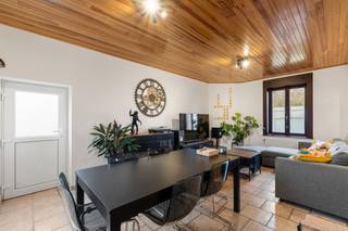 Charmante maison 3 façades située dans un environnement calme dans le village de Ghoy, proche de toutes les commodités (A8, écoles,...