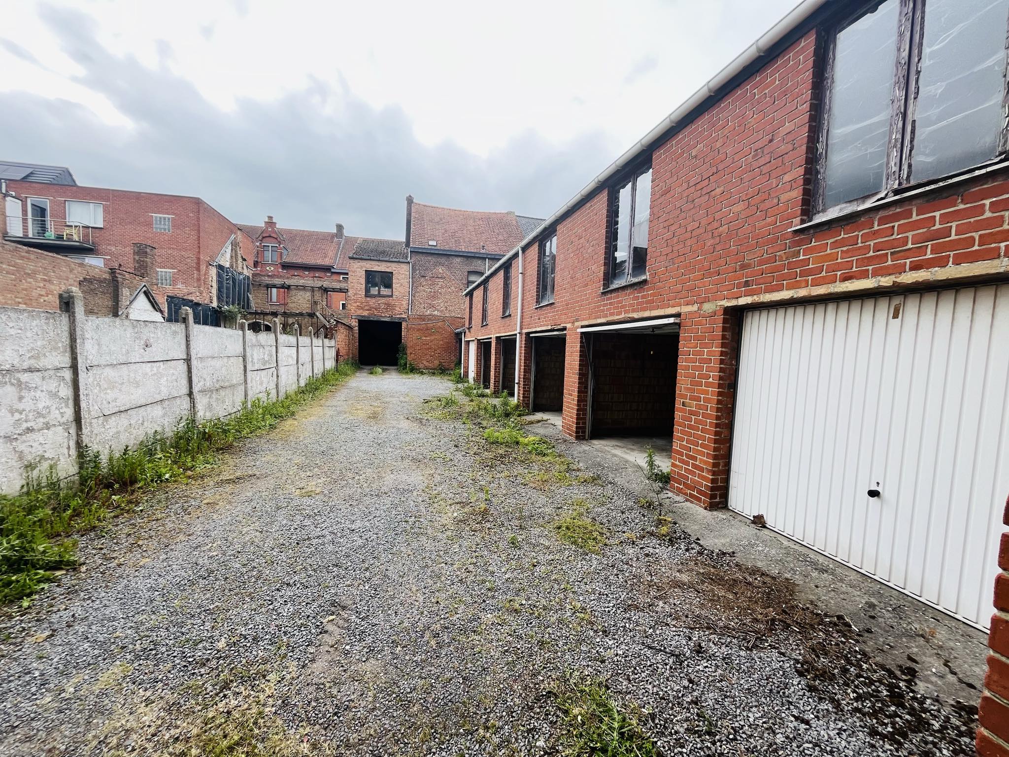 Ruime woning / handelspand te koop +7 garages +loods - foto 3