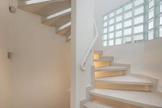 <p>Algemeen</p><p>Vlakbij het centrum van Wilrijk in een zeer rustige buurt vinden we deze ruime half-open bebouwing die vroeger fungeerde als dokterswoning op een perceel van 268m². De woning heeft een bewoonbare oppervlakte van maar liefst 256m². In de woning zijn er 4/5 slaapkamers en 2 badkamers aanwezig. De woning werd doorheen de jaren zeer goed onderhouden, de condensatieketel werd reeds vervangen waardoor het de woning zeer energiezuinig maakt (EPC B).</p><p></p><p>Indeling</p><p>We betreden de woning in een aangename inkomhal met gastentoilet en wachtruimte. Het gelijkvloers is ingedeeld in verschillende ontvangstruimtes (allen met gyproc muren zodat dit gemakkelijk kan aangepast worden naar eigen noden) met achteraan een gastenkamer met badkamer en toegang tot de garage en tuin. De eerste verdieping omvat een ruime leefruimte met toegang tot het west-gericht terras, aparte goed onderhouden keuken en zeer ruime berging. Op de 2de verdieping vinden we nog 3 slaapkamers en ruime badkamer.</p><p>Tevens is er een ruime kelder aanwezig waar de technische ruimte zich bevindt en overal handige ingemaakte kasten.</p><p>Woning is overigens volledig asbestveilig.</p><p>De foto's bevatten renders om een impressie te geven van de mogelijkheden.</p><p>Interesse</p><p>Zoekt u naar een ruime gezinswoning/praktijkruimte met leuke tuin en veel slaapkamers? Aarzel niet en bel snel voor een afspraak op 03/459.89.59.</p><p></p>