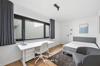 <p><strong>Welcome to this stylish 17 m² student room, located in a quiet and green neighborhood in Heverlee.</strong> This room combines comfort, functionality, and a modern look, making it ideal for students looking for a pleasant place to live and study.</p><p>Upon entering, you’ll immediately notice the bright and contemporary design. Thanks to the large windows, the room enjoys plenty of natural light and an open, pleasant atmosphere. Plus, you have direct access to the shared garden, where you can relax in peace.</p><p>The sleeping area is practically furnished and offers ample storage space. The stylish private bathroom is equipped with a shower, sink, and toilet.</p><p>You can cook in the shared kitchen, which is equipped with all modern appliances. In addition, each room features a convenient breakfast nook with its own refrigerator and microwave, offering extra comfort and convenience.</p><p>An ideal place to live comfortably, study, and enjoy student life.</p>
