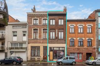<p><span>Op zoek naar een pand waar u uw droom kunt realiseren en wonen en werken kunt combineren? Dan is dit instapklare gebouw beslist iets voor u. Achter de charmante gevel schuilt een veelzijdig pand met een commerciële ruimte op het gelijkvloers en een comfortabele woongelegenheid op de verdiepingen. Het gelijkvloers is momenteel ingericht als restaurant. Het omvat een eetzaal/commerciële ruimte met toog, een keuken met aparte berging en een sanitaire ruimte met twee toiletten. De commerciële ruimte werd bovendien vier jaar geleden volledig vernieuwd.Op de eerste verdieping bevindt zich het leefgedeelte van de woning. De ruime woonkamer sluit naadloos aan op de open keuken die volledig uitgerust is. Via een </span><span>schuifraam</span><span> bereikt u het grote terras, waar u in alle privacy kunt genieten.De tweede verdieping biedt een royale slaapkamer en een badkamer met ligbad, wastafel en toilet. Een vaste trap leidt naar de derde verdieping, die is opgedeeld in twee volwaardige slaapkamers.</span><span> </span><span>Daarnaast beschikt het pand over een praktische kelder.</span><span> </span><span>Dankzij de commerciële topligging én de uitstekende staat vormt dit pand een unieke kans voor wie wonen en werken wil combineren.</span></p><p><span> </span></p><p><span> </span></p>