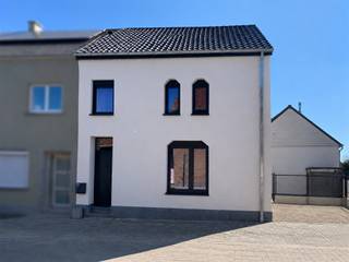 <p><span>Bezoekmoment zaterdag 19/09 VOLZET !!</span></p><p><span> </span></p><p><span>In een rustige buurt van Erpe-Mere, vind je deze goed gelegen, totaal gerenoveerde woning met 3 slaapkamers</span></p><p><span> </span></p><p><span>Indeling: </span></p><p><span>Gelijkvloers:</span></p><p><span>Een ruime inkomhal, toilet, leefruimte, eetkamer, volledig ingerichte keuken (koelkast, warme luchtoven, keramische kookplaat, dampkap en vaatwasser), Verder een terras met klein tuintje en tuinhuis.</span></p><p><span> </span></p><p><span>Eerste verdieping </span><span>: traphal, nachthal, 2 ruime slaapkamers, badkamer met inloopdouche en toilet ,dubbele lavabo.</span></p><p><span> </span></p><p><span>Zolder:</span><span> "master bedroom" + berging</span></p><p><span> </span></p><p><span>Verwarming op basis van gas.</span></p><p><span> </span></p><p><span>Glvs: vloerverwarming,</span></p><p><span>1ste verdieping: radiatoren</span></p><p><span> </span></p><p><span>Troeven:</span></p><p><span>* centrale ligging, rustig</span></p><p><span>* totaal gerenoveerd</span></p><p><span>* 3 slaapkamers</span></p><p><span>* ventilatiesysteem D</span></p><p><span>* Energie vriendelijk, EPC: label A</span></p><p><span>* rolluiken ( elektrisch)</span></p><p><span>* Electriciteit conform</span></p><p><span>* Vernieuwde keuken, alle comfort</span></p><p><span>* 2 privé parkeerplaatsen</span></p><p><span>* regenput: 5000L</span></p><p><span>* Goede verbindingsmogelijkheden met E40</span></p><p><span> </span></p><p><span>Bent u op zoek naar een vernieuwde authentieke huurwoning, dan is dit zeker iets voor jou !</span></p><p><span> </span></p><p><span>emailadres: <span>jean-pierre@janssenenjanssen.be</span></span><span> </span></p><p><span> </span></p>