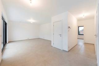 <h3><span>2 slaapkamer nieuwbouwappartement met hoogwaardige afwerking op een toplocatie in Mol</span></h3>
<p><span>Welkom in dit prachtige nieuwbouwappartement op de 3e verdieping van een volledig gerenoveerd appartementsgebouw in de Corbiestraa</span><span>t</span><span>. Dit appartement combineert stijl, comfort en een uitzonderlijke ligging. Perfect voor wie modern en energiezuinig wil wonen, met alles binnen handbereik!</span></p>
<h4><span>Wat maakt dit appartement uniek?</span></h4>
<ul>
<li><span>Ruime inkomhal</span><span>: Een stijlvolle entree met ruimte voor een vestiaire, ideaal om uw gasten hartelijk te ontvangen.</span></li>
<li><span>Lichtrijke leefruimte en open keuken</span><span>: Dankzij het grote schuifraam baadt de leefruimte in natuurlijk licht. De open keuken biedt alle moderne faciliteiten en vormt de perfecte plek om te koken en te genieten met familie en vrienden.</span></li>
<li><span>Ruim terras</span><span>: Het grote, goed georiënteerde terras is een absolute troef! Geniet hier van uw ochtendkoffie of lange zomeravonden in de zon.</span></li>
<li><span>2 grote slaapkamers</span><span>: Ruimte, rust en privacy perfect voor een gezin, werkruimte of logeerkamer.</span></li>
<li><span>Badkamer en sanitair</span><span>: Een smaakvolle badkamer met lavabo in meubel, grote inloopdouche en toilet. Daarnaast is er een apart gastentoilet met handenwasser.</span></li>
<li><span>Praktische bergruimte</span><span>: Aansluitingen voor wasmachine en droogkast aanwezig, zodat u alles netjes kunt opbergen.</span></li>
<li><span>Fietsenstalling</span><span>: Uw fiets veilig en makkelijk opgeborgen dankzij een aparte fietsenstalling in het gebouw.</span></li>
</ul>
<h4><span>Energiezuinig en toekomstgericht</span></h4>
<p><span>Dit appartement is voorzien van zonnepanelen, een </span><span>condenserende ketel</span><span>, een conforme elektrische keuring en geniet van een </span><span>enorm gunstig EPC</span><span>. U woont hier met lage energiekosten en optimaal comfort.</span></p>
<h4><span>Toplocatie met een Mobiscore van 8,6/10</span></h4>
<p><span>Gelegen in de levendige Corbiestraat, bevindt u zich op wandelafstand van winkels, openbaar vervoer, voldoende parkeeropties in de omgeving en andere voorzieningen. Ideaal voor wie houdt van een centrale en goed bereikbare plek in Mol.</span></p>
<h4><span>Waarom kiezen voor dit appartement?</span></h4>
<p><span>Met zijn moderne afwerking, lichtrijke ruimtes, uitstekende energieprestaties en toplocatie is dit appartement de ideale keuze voor wie comfortabel en zorgeloos wil wonen. Of u nu een jong koppel bent, een gezin, of een investeerder dit is een kans die u niet wilt missen!</span></p>
<p><span>Contacteer ons vandaag nog voor meer informatie of een bezichtiging!</span></p>
<p><span> </span></p>
<p><span> </span></p>
<p><span> </span></p>
<p><span> </span></p>