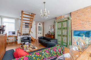 Dit <strong>veelzijdige pand </strong>biedt een interessante opportuniteit voor wie op zoek is naar een renovatieproject met potentieel. Het gebouw is momenteel ingericht als twee afzonderlijke appartementen, aangevuld met een ruime achterliggende werkruimte of atelier.<br /><br />Op het gelijkvloers bevindt zich de <strong>eerste woonunit,</strong> ingericht als een appartement met <strong>één slaapkamer</strong>. U komt binnen in de woonkamer, die toegang biedt tot de keuken, badkamer en slaapkamer. Deze unit vraagt om een grondige opfrissing, waarbij u de ruimtes volledig naar eigen smaak en wensen kunt aanpakken.<br /><br />Op de bovenliggende verdiepingen bevindt zich een ruim <strong>duplexappartement</strong> met <strong>drie slaapkamers</strong>. Hier wordt u verwelkomd in een <strong>bijzonder aangename woonkamer</strong> met een leuke indeling. Vanuit deze leefruimte brengt een trap u naar een eerste slaapkamer. Verder beschikt deze woonunit over een keuken en badkamer, die beide aan renovatie toe zijn. Op dezelfde verdieping bevindt zich nog een tweede slaapkamer. Via een volgende trap bereikt u de derde en bijzonder ruime slaapkamer, die tal van mogelijkheden biedt.<br />Voor deze bovenste woonunit geldt bovendien een <strong>renovatieverplichting in het kader van het EPC</strong>, wat meteen de kans biedt om het geheel energetisch naar een hoger niveau te tillen.<br /><br />Een extra troef bevindt zich achteraan het gebouw. Hier treffen we een <strong>ruime werkruimte, magazijn of atelier</strong> aan, met bovendien een kelder. Ook dit gedeelte is aan een grondige renovatie toe, maar biedt <strong>interessante mogelijkheden</strong> voor wie nood heeft aan extra opslag- of werkruimte, uiteraard rekening houdend met de stedenbouwkundige voorschriften.<br /><br />Belangrijk om te weten: het <strong>pand staat stedenbouwkundig gekend als één woning</strong>. De huidige opdeling in twee afzonderlijke appartementen betreft een<strong> niet-vergunde toestand</strong>. Kandidaat-kopers dienen hiermee rekening te houden en de mogelijkheden tot regularisatie of herbestemming verder te onderzoeken bij de bevoegde instanties.<br /><br />Wenst u een bezoek in te plannen voor dit pand? Bel voor info of een vrijblijvend bezoek naar 03 502 98 74 of mail naar kristof@claves.be.