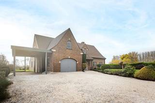 <p>Ben je op zoek naar een stevig gebouwd en uitstekend onderhouden huis met enorme mogelijkheden? Ontdek dan deze woning op een indrukwekkend perceel van maar liefst 3.912 m², volledig zuidgericht en gelegen in de Heuvelstraat, op slechts 850 meter van station Moerbeke-Viane.</p>
<p>Deze woning biedt comfort op de gelijkvloerse verdieping en een zee aan uitbreidingsmogelijkheden op de bovenverdieping. <br /><br />Het gelijkvloers omvat: Ruime keuken met gezellige ontbijthoek, eetkamer met zicht op de tuin, aangename, lichtrijke living met uitzicht over het groene landschap en het zwembad, badkamer uitgerust met zowel bad als douche, drie comfortabele slaapkamers, allemaal op het gelijkvloers, garage en carport.</p>
<p>Verder is er nog een volledige onderkeldering.</p>
<p>De bovenverdieping doet momenteel dienst als zolder, maar dankzij de betonnen gewelven kan deze perfect ingericht worden tot een volwaardige tweede woonentiteit.<br />Dit opent tal van mogelijkheden, zoals: Kangoeroewonen, zorgwonen, co-housing, extra slaapkamers of een multifunctionele ruimte.</p>
<p>De tuin is een waar rust- en ontspanningsoord. Dankzij de volledige zuidoriëntatie geniet je de hele dag door van zon en licht. Het groene uitzicht, de enorme buitenruimte en het zwembad maken dit een ideale plek om te ontspannen, te tuinieren of gasten te ontvangen.</p>
<p>Meer info? Een bezoek? Bel Jordi 0477/32.61.53</p>