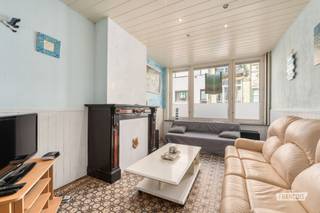 Bent u op zoek naar een woning te koop in Blankenberge met karakter en tal van mogelijkheden? Dit ruime appartement in de Sergeant de Bruynestraat biedt een uitzonderlijke kans voor wie op zoek is naar een uniek project nabij het centrum van Blankenberge. <br /><br />Met een oppervlakte van 127 m² biedt dit appartement een zee aan ruimte en potentieel. De woonst straalt een warme, licht-landelijke sfeer uit met subtiele retro invloeden. Bij het binnenkomen komt u terecht in de charmante leefruimte die naadloos overvloeit in de open keuken. De ruime badkamer zorgt samen met de drie slaapkamers voor het nodige wooncomfort. Daarnaast beschikt het appartement over een ruime, polyvalente ruimte die volledig naar eigen wens kan worden ingericht, aangevuld met een aanpalende badkamer. De ruime bergplaats met toegang tot de koer, aangevuld met een kelder, zorgen voor uitgebreide opslagmogelijkheden. Dankzij de tweede ingang biedt deze woning bovendien de mogelijkheid tot opdeling in twee woonunits.<br /><br />De ligging in de Sergeant de Bruynestraat, op wandelafstand van het centrum van Blankenberge, maakt dit een uitgelezen kans. Interesse in deze ruime woning te koop met unieke mogelijkheden? Vraag vandaag nog uw bezoek aan via Immo Francois Blankenberge. <br /><br />Woning verkopen in Blankenberge? Vraag je gratis schatting aan bij Immo Francois via iben@immofrancois.be.<br /><br />