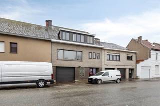 Welkom in deze ruime gezinswoning gelegen in Hofstade. Dit solide pandb (betonconstructie) biedt een totale woonoppervlakte van 274 m² op een grondstuk van 608 m², wat uitstekende mogelijkheden biedt voor gezinnen die ruimte zoeken.De woning beschikt over drie slaapkamers, waarvan twee zeer grote slaapkamers, eventueel nog op te splitsen. Het interieur kenmerkt zich door open, lichte ruimten met aangename proporties. De woonkamer is voorzien van grote ramen die veel natuurlijk licht binnenlaten en uitkijken op het omliggende groen. Een houten parketvloer voegt warmte en elegantie toe aan de leefruimte.De moderne keuken is functioneel ingericht met een schone, lichte uitstraling en donkere werkbladen, ideaal voor dagelijks gebruik. Hoewel momenteel één badkamer aanwezig is, biedt de ruimte mogelijkheden voor verdere aanpassingen en verbeteringen.Dit eigendom presenteert een solide basis met potentieel voor personalisering en modernisering. Ideaal voor wie zoekt naar meer wooncomfort en grondruimte in de buurt van Aalst.