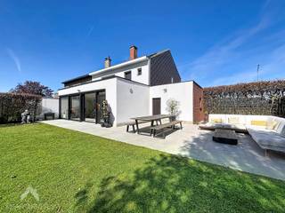 Instapklare en verrassend ruime woning waar licht, comfort en gezelligheid perfect samenkomen. Via de inkomhal met gastentoilet komt u in de...