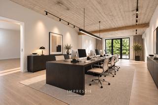 Indeling<br /><br />Dit veelzijdige handelsgelijkvloers biedt tal van mogelijkheden en leent zich uitstekend voor een kantoor, praktijkruimte, showroom of stijlvolle winkelruimte.<br /><br />Bij het betreden komt u terecht in een ruime open polyvalente ruimte die volledig naar eigen wens kan worden ingericht. Dankzij de grote raampartijen aan de straatzijde geniet het pand van een uitstekende visibiliteit, een aangename lichtinval en een sterke commerciële uitstraling. Aansluitend bevindt zich een tweede royale ruimte, uitgerust met een praktische kitchenette en directe toegang tot de privatieve, omheinde buitenruimte.<br /><br />Achteraan het gebouw beschikt het pand bovendien over twee privatieve autostaanplaatsen , een bijzonder waardevolle troef in het centrum.<br /><br />Bijzonderheden:<br />B-label, lucht-lucht warmtepomp (airco), zwarte aluminium profielen, inclusief 2 autostaanplaatsen, vrij parkeren voor de deur, Vg-Wg-Gvv-Gvkr-Gmo.