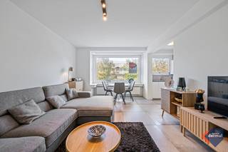 Bienvenue dans cet appartement soigné et prêt à emménager, situé au deuxième étage de la résidence Florina. Grâce à son agencement bien pensé, vous profitez d’un espace de vie lumineux et agréable, au charme chaleureux – l’endroit idéal pour se détendre ou recevoir des invités. La cuisine entièrement équipée s’intègre harmonieusement à la pièce de vie et dispose de tous les appareils modernes. L’appartement comprend en outre deux chambres spacieuses, une salle de bain soignée ainsi qu’un espace de rangement pratique. Vous recherchez un logement prêt à vivre où vous vous sentirez immédiatement chez vous ?<br />Contactez-nous dès aujourd’hui pour plus d’informations ou pour planifier une visite sur place!<br />