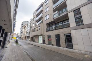 Prachtig duplexappartement in hartje Oostende, vlak aan Wapenplein! Zoekt u een ruime, moderne woonst of een ideaal vakantieappartement in het bruisende centrum van Oostende? Dan is dit duplexappartement precies wat u zoekt! Gelegen op een top locatie, op wandelafstand van winkels, restaurants en openbaar vervoer, biedt dit appartement alles wat u nodig heeft. Kenmerken: 3 ruime slaapkamers, waarvan 1 met douche en lavabo voor extra comfort, grote lichtrijke woonkamer met terras, ideaal voor ontspanning of een gezellig etentje, moderne badkamer en 2 toiletten. Perfecte ligging, vlakbij het Wapenplein en het strand. Ideaal als permanent woonappartement of ruim vakantieappartement. Mis deze kans niet! Maak snel een afspraak voor een bezichtiging en ontdek zelf de vele mogelijkheden die dit appartement te bieden heeft. Uw nieuwe thuis in Oostende wacht op u!