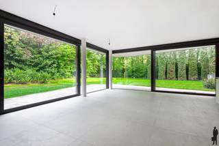 <p><strong>Energiezuinig gelijkvloers parkappartement in een groene omgeving in het centrum van Hove<br /></strong>In een prachtige, volledig autovrije residentie in het centrum van Hove bevindt zich dit energiezuinige gelijkvloerse parkappartement met een bewoonbare oppervlakte van ca. 94 m². Het appartement combineert comfort, privacy en kwalitatieve afwerking met een unieke ligging in een groen landschapspark, terwijl winkels, scholen en openbaar vervoer zich op wandelafstand bevinden.<br /><br /><strong>Algemeen</strong><br />- Kwalitatieve afwerkingsgraad<br />- Bewoonbare oppervlakte: ca. 94 m²<br />- Ruime inkomhal met ingemaakte vestiaire<br />- Prachtige leefruimte met open keuken (ca. 47 m²)<br />- Optimale lichtinval en mooi groenzicht dankzij grote raampartijen<br />- Ruim terras rondom het appartement met exclusief genot van aangrenzende tuin (onderhouden door de gemeenschap)<br />- Hoge mate van privacy, geen inkijk en zeer rustig gelegen<br />- Garagebox met extra berging en verticale parkeerplaats voor 2 auto’s aan €180/maand bovenop de geadverteerde huurprijs<br />- Gemeenschappelijke kosten: €180/maand (incl. onderhoud tuin en gemeenschappelijke delen)<br /><br /><strong>Omgeving</strong><br />- Gelegen in een volledig autovrije omgeving<br />- Prachtig landschapspark van ca. 8.000 m² met diverse beplanting<br />- Centrum Hove met winkels, scholen en openbaar vervoer op wandelafstand<br />- Vlotte verbinding naar Antwerpen en Brussel<br /><br /><strong>Specifieke kenmerken</strong><br />- Vloerverwarming via geothermische warmtepomp<br />- Videofonie<br />- Domotica<br />- Ruime ondergrondse parking met gemeenschappelijke fietsenstalling en afvallokaal<br /><br /><strong>Indeling</strong><br />- Inkomhal met apart gastentoilet en vestiaire<br />- Berging/wasplaats (ca. 3 m²)<br />- Badkamer met inloopdouche (ca. 5 m²)<br />- Master bedroom met dressing voorzien van ingemaakte kasten (ca. 17 m²)<br />- Leefruimte met open keuken<br />- Terras<br /><br />Voor meer informatie kan u terecht op<br />www.deboerenpartners.be</p>