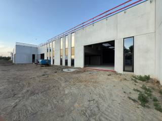 In de moderne KMO-zone Spot 44, gelegen in de Industriezone Deinze Noord, bieden wij een nieuwbouw bedrijfsunit te huur aan. Deze combinatie...