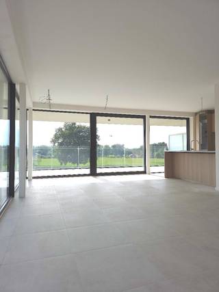 KNAP NIEUWBOUWAPPARTEMENT OP DE EERSTE VERDIEPING IN RESIDENTIE BELLA VISTA, MET RUIM TERRAS, PRACHTIG UITZICHT EN OVERDEKTE PARKEERPLAATS MET VERBONDEN BERGING, VLAK BIJ HET CENTRUM VAN BILZEN<br /><br />Dit instapklaar nieuwbouwappartement vinden we terug op Meershoven 62 te Bilzen, in de recent opgerichte residentie Bella Vista. Het appartement is gelegen op slechts enkele minuten van het bruisende centrum. Dankzij de centrale ligging zijn alle voorzieningen, zoals winkels, scholen en horeca, in de nabije omgeving gelegen. De omliggende dorpen en steden zijn vlot bereikbaar via het openbaar vervoer, bushalte op 50m van de residentie, of via de E313, bereikbaar in slechts enkele minuten.<br /><br />Boven op de ligging weet residentie Bella Vista zich moeiteloos te onderscheiden van ander aanbod door haar stijlvolle hedendaagse architectuur met opvallend aantrekkelijke gevels, de kwalitatieve afwerking en de duurzame bouwkwaliteit.<br /><br />Het appartement is bovendien voorzien van vloerverwarming, warmtepomp, individuele zonnepanelen en grondige isolatie waardoor het energieverbruik voor de huurder zeer beperkt blijft. Verder beschikt het appartement over een zeer ruim overdekt terras met prachtig uitzicht op het achterliggende landbouwgebied en het centrum van Bilzen, ondergrondse parkeerplaats met verbonden kelderberging en een gemeenschappelijke fietsenberging. <br /><br /><br />De indeling van het appartement is als volgt:<br />- Brede inkomhal met gastentoilet<br />- Ruime en zeer lichtrijke leefruimte met open keuken. De keuken is voorzien van koelkast, combi-oven, vaatwasser en kookplaat met afzuigkap.<br />- Berging met voorzieningen voor wasmachine/droogkast en diepvriezer.<br />- 2 ruime volwaardige slaapkamers.<br />- Badkamer voorzien van een ruime inloopdouche en dubbele lavabo.<br />- Terras van 31 m2<br />- Alle ramen zijn voorzien van vliegenramen<br />- Parlofoon <br />- Lift<br /><br />Het appartement is meteen beschikbaar.<br />