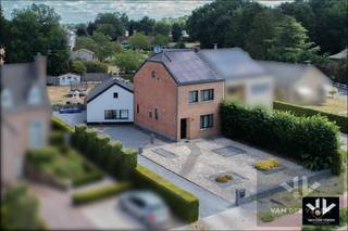 <u><strong>Wonen met ruimte, rust en bereikbaarheid op een perceel van 8a42ca – vlak bij natuur, stad én sportinfrastructuur</strong></u><br /><br /><strong><u>TROEVEN:</u></strong><br />- Ruim perceel van 8 aren 42 centiaren <br />- Riante bewoonbare oppervlakte van 226 m² <br />- Karaktervolle woning met moderne aanbouw<br />- Vlak bij het centrum van Zonhoven<br />- Uitstekende verbinding met Genk, Hasselt, Heusden-Zolder en Houthalen-Helchteren<br />- Nabij tal van natuurgebieden zoals Bokrijk, Kelchterhoef, Hengelhoef, de Teut en de Wijers<br />- Op wandelafstand van sportcentrum De Basvelden<br />- Volledige renovatie hoofdgebouw <br />- Zonnepanelen aanwezig <br />- Gunstig EPC (label <strong>C</strong>)<br />- Grote en onderhoudsvriendelijke tuin met overdekt terras<br />- Extra kamers mogelijk in de nog af te werken aanbouw<br />- 1 slpk in gebruik als dressing<br /><br />Laat je verrassen door de unieke combinatie van authentiek karakter en moderne wooncomfort in deze ruime woning, ideaal gelegen op een boogscheut van het bruisende centrum van Zonhoven. Dankzij de strategische ligging woon je heerlijk rustig, maar toch dicht bij verbindingswegen en voorzieningen.<br /><br />De woning werd recent uitgebreid met een ruime aanbouw en biedt vandaag al een dubbel zo grote leefruimte. De woning beschikt over een inkomhal met gastentoilet, een gezellige leefruimte, een open keuken met aparte zit- en eethoek, een wasplaats, technische ruimte én een verdiepbare aanbouw met toekomstig potentieel. Boven vind je twee slaapkamers, een stijlvolle badkamer én een luxueuze master bedroom van maar liefst 32 m².<br /><br />De buitenruimte is minstens even aantrekkelijk: een onderhoudsvriendelijke voortuin, een ruime oprit, een overdekt terras met loungehoek én een afgesloten tuin met berging maken het plaatje compleet.<br />Deze woning is grotendeels gerenoveerd en biedt volop ruimte om jouw woonwensen waar te maken.<br /><br />Zoek je een instapklare gezinswoning met uitbreidingsmogelijkheden, een topligging en alle comfort? Dan is dit jouw kans!<br />Grijp ze en ontdek het samen met Koen!