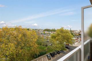 Zéér ruim appartement op een steenworp van het Valaarpark<br /><br />GA NAAR WWW.DEBOERENPARTNERS.BE OM RECHTSTREEKS UW ONLINE AFSPRAAK IN TE PLANNEN<br /><br />Dit zeer ruime 3-slaapkamer appartement is gelegen aan het immer rustige Karel Mestdaghplein en op een steenworp van het Valaarpark.<br />In de nabijheid vinden we invalswegen en openbaar vervoer. Zowel de verbinding met Antwerpen als Brussel is hierdoor optimaal.<br />Het appartement bevindt zich op de 5e verdieping.<br /><br />Indeling: <br />- Inkomhal met gastentoilet <br />- Leefruimte met verbinding naar de keuken <br />- Badkamer met bad/douchecombinatie, lavabo en aansluiting voor wasmachine <br />- 3 ruime slaapkamers voorzien waarvan 2 verbinding hebben naar het achtergelegen terras<br /><br />Bijzonderheden:<br />- EPC: 320 kWh/m²/j<br />- Autostaanplaats bij te huren aan € 80,00 per maand<br />- Gemeenschappelijke kosten: € 200,00 per maand (incl. water en verwarming)<br />- Beschikbaar vanaf 01/06<br /><br />GA NAAR WWW.DEBOERENPARTNERS.BE OM RECHTSTREEKS UW ONLINE AFSPRAAK IN TE PLANNEN
