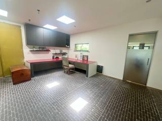 BIJZONDERE VILLA MET KARAKTER OMGEVEN DOOR EEN NATUURLIJKE WEELDERIGE TUIN OP  1 100  M²ONGEVEER 270 M² BEBOUWDE OPPERVLAKTE ! 6 SLAAPKAMERS  -  2...