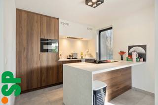 Prachtig gelegen en instapklaar hoekappartement van 94 m² met twee slaapkamers en een privaat tuintje met terras.<br /><br />Dit lichtrijke appartement verwelkomt je via een verzorgde inkomhal met vestiairekast en gastentoilet. Van hieruit kom je in de ruime leefruimte, waar de grote raampartijen zorgen voor een aangename lichtinval en een open, luchtig gevoel. De leefruimte sluit naadloos aan op de volledig uitgeruste keuken (10,2 m²), voorzien van kasten, dampkap, keramisch kookvuur, combi-oven, koelkast, vaatwasser en spoelbak. Vanuit de leefruimte (24,2 m²) heb je directe toegang tot het private tuintje met terras.<br /><br />Via de nachthal bereik je de twee slaapkamers (14,3 m² en 8,9 m²) en de moderne badkamer, uitgerust met een lavabomeubel en comfortabele inloopdouche.<br /><br />Daarnaast beschikt het appartement over een ondergrondse autostaanplaats, inbegrepen in de verkoopprijs, evenals een gemeenschappelijke fietsenstalling en een grote gemeenschappelijke tuin achteraan het gebouw. Alsook is er een lift aanwezig in het gebouw.<br /><br />Op vlak van comfort en energiezuinigheid scoort dit appartement bijzonder goed. De verwarming gebeurt via aardgas met vloerverwarming. Zonnepanelen zijn aanwezig, evenals automatische screens voor zonwering. Met een EPC-label A+ geniet je hier van een uiterst energiezuinige woonst.<br /><br />Kortom, een modern en energiezuinig hoekappartement dat comfort, licht en een aangename buitenruimte perfect combineert.<br /><br />Voor meer informatie of een bezoek ter plaatse, kan u contact opnemen met IMMO SP via 014 59 10 20 of mailen naar jill@immosp.be. Benieuwd naar de waarde van uw eigen woning? Vraag vrijblijvend een gratis verkoopanalyse aan – wij helpen u graag verder!