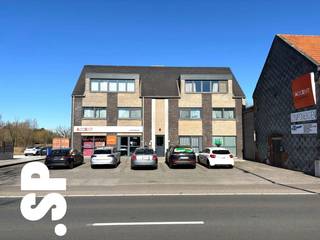 Het pand heeft de volgende indeling: Grote ruimte die momenteel is onderverdeeld (dmv wegneembare wanden) in een receptie, bureel en werkruimte (96m²). Achteraan is een berging voorzien (tegels; 5m²), 2 toiletten en een ingerichte keuken (tegels; kasten, dampkap, keramisch kookvuur, dubbele spoelbak, vaatwasser en koelkast; 15m²).<br /><br />Het pand is ook bijna volledig onderkelderd (beton; 125m²). De kelder is bereikbaar via de algemene delen van de appartementen. <br /><br />Achteraan zijn 2 privatieve autostaanplaatsen voorzien. Vooraan het gebouw is er een parking voor cliënteel aanwezig.<br /><br />Het pand is geschikt voor volgende doeleinden: stockage, winkelruimte, burelen, vrije beroepen, etc. Geen horeca toegelaten!<br /><br />- Energielabel B<br />- CV = Aardgas<br />- Veiligheidsrolluiken voorzien aan de binnenkant!<br /><br />Voor bijkomende inlichtingen of een bezoek ter plaatse kan u steeds vrijblijvend contact opnemen met Immo S|P op het nummer 014/59.10.20. of via info@immosp.be.