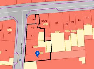 UNIEKE PROJECTLOCATIE IN HET CENTRUM VAN GERAARDSBERGEN<br /><br />In de Collegestraat, op huisnummers 13 tot en met 19, worden vier aaneengesloten panden aangeboden. Dankzij de gezamenlijke straatbreedte van meer dan 30 meter en een diepte variërend van circa 13 tot 20 meter vormt dit geheel een uitzonderlijke opportuniteit voor projectontwikkelaars en investeerders.<br /><br />Momenteel bestaat de eigendom uit vier afzonderlijke gezinswoningen. De ligging, oppervlakte en brede straatgevel bieden echter interessante mogelijkheden voor een nieuwe residentiële ontwikkeling, zoals de creatie van meerdere appartementen, al dan niet gecombineerd met andere functies.<br />Een extra ingang (op dit moment garagepoort) in de Wijngaardstraat is eveneens inbegrepen in deze uitzonderlijke opportuniteit. <br /><br />De ontwikkeling of herbestemming is steeds onder voorbehoud van het verkrijgen van de nodige stedenbouwkundige vergunningen. Kopers dienen hun project vooraf af te stemmen met de bevoegde stadsdiensten.<br /><br />Een bijzonder veelzijdige investeringsopportuniteit op een centrale locatie in Geraardsbergen, ideaal voor wie op zoek is naar een project met schaal, zichtbaarheid en ontwikkelingspotentieel. Contacteer Matthias 0478 32 77 70