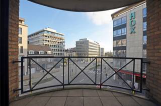 <p><span>Le hall d’entrée avec toilettes invités et vestiaire de cet appartement avec une surface habitable de ± 160 m² mène à une salle de séjour spacieuse avec salon, salle à manger et un bureau séparé. A côté se trouve une cuisine installée offrant également accès au hall d’entrée. Tant la cuisine, la salle de séjour et le bureau disposent de terrasses plein sud. La zone de couchage comprend deux chambres et une salle de douche avec toilette et double lavabo. L’avantage de cet appartement est l’ample vue sur la ville. Dans le garage souterrain, une place de parking et une cave sont inclus. Extra: chauffage au gaz et porte de sécurité. Cet appartement peut être acheté rente viagère. Plus d’infos à l’agence.</span></p>