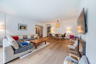 Prachtig appartement met drie slaapkamers en een tuin, rustig gelegen in de zeer gewilde wijk L’Observatoire. Dit appartement baadt in het licht en kijkt uit op een aangename tuin, en biedt een rustige en bevoorrechte leefomgeving. De woonkamer, bestaande uit een zitgedeelte en een eetkamer, loopt op natuurlijke wijze over in de buitenruimtes, waardoor een mooie overgang ontstaat tussen binnen en buiten. De volledig uitgeruste keuken vormt een harmonieuze aanvulling op de leefruimtes. Het appartement beschikt tevens over twee slaapkamers van 10 m², een badkamer en een elegante oudersuite met een eigen badkamer en inloopkast. Een kelder en een parkeerplaats maken dit pand compleet. De parkeerplaats wordt tegen een meerprijs van 30.000 € aangeboden. Een gezellige en rustige woonomgeving, waar binnencomfort samengaat met de charme van een tuin in een van de meest gewilde wijken. EPC: D – Elektriciteit conform. Info en bezichtiging: +32 472 46 57 83