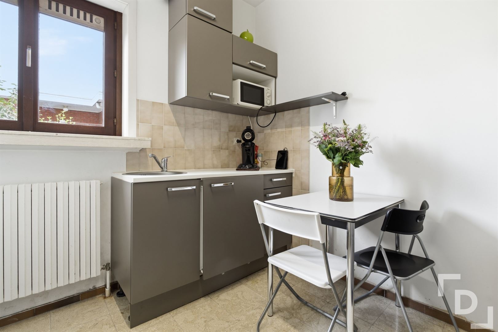 Ruim gebouw te koop met handelsruimte en appartement in Woumen. - foto 5