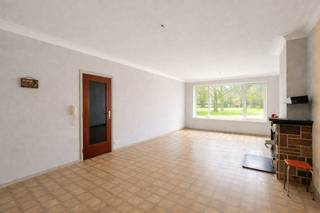 Dit gelijkvloers appartement bevindt zich in een rustige woonwijk vlak bij Antwerpen, met goede busverbindingen, woonstraten zonder hoge gebouwen,...