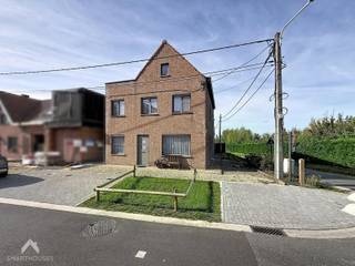 <p>Ruime vrijstaande woning met een landelijke ligging en een vlotte verbinding naar het op- en afrittencomplex van de A19 richting Ieper. De woning biedt heel wat ruimte en vormt een interessante basis voor wie op zoek is naar een woning met renovatiepotentieel en mooie vergezichten.</p>
<p>Op het gelijkvloers beschikt de woning over een inkomhal met aansluitend een slaapkamer, een hobbyruimte/bureau, een apart toilet en een technisch lokaal met was- en bergruimte. Verder is er een ruime leefruimte met eet- en zithoek. De aparte leefkeuken biedt rechtstreeks toegang tot het zonnige terras en de tuin, die eveneens bereikbaar zijn via een zijpoortje. Op de eerste verdieping bevinden zich drie ruime slaapkamers en een badkamer met bad/douche, wastafel en toilet. Via een zolderluik bereikt u de bergzolders. Daarnaast beschikt de woning over een praktische kelder die extra bergruimte biedt. De woning kan zowel met stookolie als met gas verwarmd worden. Verder zijn er nog twee garageboxen aanwezig, bereikbaar via de zijstraat.</p>
<p>Extra troeven:</p>
<ul>
<li>Regenwaterputten van 7.000 liter</li>
<li>2 garageboxen via zijstraat</li>
<li>Zongericht terras en tuin</li>
<li>4 slaapkamers</li>
<li>Landelijke ligging met mooie vergezichten</li>
<li>Vlotte verbinding via de A19 richting Ieper</li>
<li>Bijkomende zolderruimte en kelder</li>
<li>Verwarming mogelijk op stookolie en gas</li>
<li>Vernieuwde straat (gescheiden riolering)</li>
<li>Rustig gelegen</li>
</ul>
<p>Deze woning is te koop ZONDER makelaar via het concept van Smart Houses! Wenst u verdere inlichtingen of een bezoek? Contacteer rechtstreeks de eigenaar via +32496731409</p>