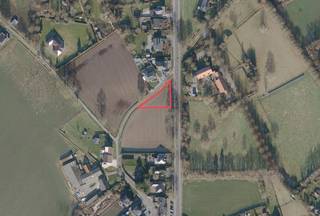 Deze bouwgrond voor open bebouwing is gelegen aan de Weertersteenweg in Kinrooi en heeft een oppervlakte van 9a 20ca. Een mooie kans voor wie op zoek is naar een perceel om een vrijstaande woning te bouwen op een vlot bereikbare locatie.<br /><br />=> Bestemming<br />- Bestemd voor eengezinswoningen met hoofdbestemming wonen<br />- Zorgwoningen zoals omschreven in Vlaamse Codex Ruimtelijke Ordening<br /><br />=> Inplanting<br />- Inplanting op min. 18,45 meter uit de as van de Weertersteenweg <br />- Vrijstaande gevels op minstens 3m van de zijdelingse perceelsgrens<br /><br />=> Afmetingen<br />-- Bouwdiepte<br />Gelijkvloers: max.17 meter vanaf de bouwlijn<br />Verdieping: max. 12m diep vanaf de bouwlijn<br />-- Bouwbreedte: max. zoals aangegeven op het verkavelingsplan<br />-- Bouwhoogte<br />Max twee bouwlagen onder de kroonlijst <br />Vrije dakhelling<br />Nokhoogte max. 11 meter t.o.v. het maaiveld<br /><br />=> Vrijstaande bijgebouwen<br />- Vrijstaande bijgebouwen met een maximale oppervlakte van 40m² op 1m van de perceelsgrens zijn toegelaten <br />- Mits schriftelijk akkoord van de betreffende buur kan tot op de perceelsgrens gebouwd worden, zolang de afwatering op eigen terrein gebeurt<br />- Een open carport in de zijtuinstrook is toegelaten <br /><br />De volledige bouwvoorschriften en het bijhorende plan kan u downloaden op onze website www.nicolejanssen.be
