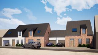 In de dorpskern van Izenberge, deelgemeente van Alveringem ter hoogte van de Izenbergestraat 113 bouwt Residentie Vastgoed weldra een nieuwbouwproject bestaande uit 3 ruime gezinswoningen. Deze woningen hebben een grondoppervlakte vanaf 655 m² tot 702,90 m² en bieden u een prachtig vergezicht op het Vlaamse polderlandschap. Alveringem, een charmant en pittoresk dorpje in het hart van de Westhoek, biedt een unieke mix van geschiedenis, natuur en gastvrijheid. Gelegen te midden van groene weiden en idyllische landschappen, is Alveringem de perfecte woonplaats voor wie op zoek is naar rust en authenticiteit.<br /><br />Deze woning met lotnummer 3 ligt op een perceel van 702,90 m² waarvan 105,51 m² bebouwd. Deze woning heeft een bewoonbare oppervlakte van 183,35 m² en bestaat uit een inkomhal met apart toilet, een ruime leefruimte met open ingerichte keuken, een bureauruimte en een inpandige garage. Op de eerste verdieping bevinden er zich nog 3 slaapkamers, een ruime badkamer, een extra bergruimte en een nachthal met apart toilet. Voorts beschikken alle woningen over een diepe tuin met landelijk verzicht. (Gvg, WgLk, Gmo, Gvkr, Vv) ~ E-peil: max E30 ~ Ref. OU26042<br /><br />Vraag gerust naar ons lastenboek en een duidelijke prijsraming op kantoor.<br /><br />Residentie Vastgoed treedt niet op als bemiddelaar maar als verkoper van het onroerend goed