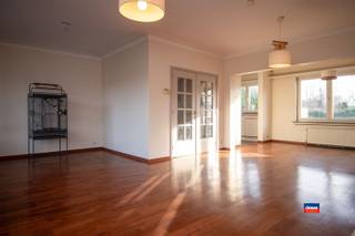 <p><span>HOBOKEN | BEL-ETAGE MET VIER SLAAPKAMERS, ZONNIGE TUIN EN GARAGE | BEWOONBARE OPPERVLAKTE ca. 170m² | EPC D|</span></p><p><span>Indeling als volgt : gelijkvloers :  inpandige garage - inkomhal - wasplaats met douchekamer - zonnige tuin met tuinhuis.</span></p><p><span>Eerste verdieping : traphal - ruime woonkamer met veel lichtinval en keuken. </span></p><p><span>Tweede verdieping : traphal - 4 slaapkamers - badkamer met douche, toilet en lavabomeubel. </span></p><p><span> </span></p><p><span>Extra troeven:</span></p><p><span>- Zeer gunstig gelegen </span><span>in de rustige, kindvriendelijke Europawijk</span></p><p><span>- Royale woonkamer met veel lichtinval</span></p><p><span>- Condensatieketel </span></p><p><span>- In de nabijheid van scholen, openbaar vervoer en winkels</span></p><p><span> </span></p><p><span> </span></p>