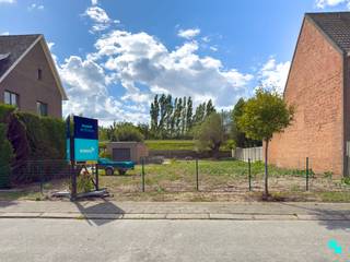 Deze bouwgrond van 670 m² bevindt zich in een rustige straat. De ligging is bijzonder gunstig met vlotte toegang tot openbaar vervoer, winkels...