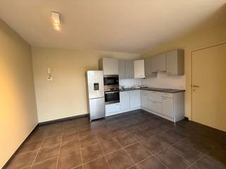 Modern appartement met terras in het centrum van Geel.<br /><br />Dit gezellige appartement bevindt zich op de eerste verdieping van een goed onderhouden gebouw in het centrum van Geel en is gemakkelijk bereikbaar.<br /><br />Via de inkomhal kom je in de lichtrijke woonkamer met open keuken. De keuken is uitgerust met een kookplaat, een oven en koelkast. Aansluitend aan de woonkamer bevindt zich een terras aan de achterzijde van het gebouw – de ideale plek om rustig te genieten van het buitenleven. Dit terras beschikt over een zonneluifel. <br /><br />Het appartement beschikt verder over een ruime slaapkamer en een comfortabele badkamer met een lavabo, een toilet en een douche.<br /><br />De garage bevindt zich achter het gebouw en is uitgerust met een sectionale poort met afstandsbediening. Hier is plaats voor 2 wagens.<br /><br />De maandelijkse gemeenschappelijke kosten bedragen €25.<br /><br />Beschikbaar vanaf 1/11/2026<br /><br />De troeven:<br /><br />- Gunstige EPC<br />- Mooi terras<br />- Garage is inbegrepen in de huurprijs<br />- Ruime slaapkamer<br />- Centrum Geel<br /><br />Heb je interesse? Stel je dan kandidaat via onze website op www.immovl.be en druk op de knop '<strong>IK WENS EEN BEZOEK!'</strong>