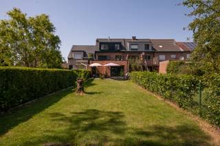 Bent u op zoek naar een instapklare, energiezuinige woning met extra ruimte voor kangoeroewonen, een vrij beroep of thuiswerk? Dan zal deze volledig gerenoveerde bel-etagewoning u ongetwijfeld verrassen.<br /><br />Deze ruime gezinswoning, oorspronkelijk gebouwd in 1975, werd sinds 2021 grondig gerenoveerd waarbij zowel het wooncomfort als de energieprestaties sterk werden verbeterd. Dankzij de doorgedreven isolatiewerken behaalt de woning een EPC-label B (129 kWh/m²/jaar).<br /><br />Op het gelijkvloers bevinden zich de inkomhal, een inpandige garage met praktische ingemaakte kasten én een volledig ingerichte aparte studio met leefruimte, open keuken, slaapkamer, bureau en moderne badkamer. Deze multifunctionele ruimte leent zich perfect voor kangoeroewonen, een praktijk of kantoor aan huis, een zelfstandige woonunit, hobbyruimte of gastenverblijf.<br /><br />De eerste verdieping biedt een ruime en bijzonder lichtrijke leefruimte met grote raampartijen en een open keuken die naadloos aansluit op de eetplaats. Vanuit de leefruimte heeft u rechtstreeks toegang tot het zonnige dakterras, waar u in alle rust geniet van het uitzicht op het omliggende groen.<br /><br />Op de tweede verdieping bevinden zich drie volwaardige slaapkamers en een stijlvolle badkamer, afgewerkt met kwalitatieve en duurzame materialen. Via een uittrekbare trap bereikt u bovendien de ruime zolderberging.<br /><br />De woning is gelegen in een rustige doodlopende straat, ideaal tussen het centrum van Kapellen en Kapellen-Putte. Winkels, scholen, openbaar vervoer en het treinstation bevinden zich op korte afstand. Ook natuurliefhebbers komen hier volop aan hun trekken dankzij de nabijheid van het Ertbrandbos en de Kalmthoutse Heide.<br /><br />Een instapklare woning die ruimte, comfort, energiezuinigheid en veelzijdigheid moeiteloos combineert. Ideaal voor gezinnen, zelfstandigen of wie op zoek is naar een woning met extra woonmogelijkheden.