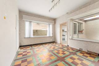 Degelijk gebouwde, te moderniseren HALFOPEN BEBOUWING met 3 à 4 SLAAPKAMERS, zonnige TUIN en 2 GARAGEBOXEN. Tot. grondopp. 486m². Deze gezinswoning met groot WOONVOLUME omvat: glvl: inkomhal, salon, eetplaats (houtkachel), keuken, met aanpalende berging/wasplaats, veranda, toilet. 1°V: 3 volwaardige slaapkamers, badkamer (lavabo, douche, toilet). Zolder: Mogelijkheid tot inrichten 4de slaapkamer.  Grote tuin om te genieten van de zon. Oprit + 2 garageboxen. Extra's: grotendeels dubbel glas in PVC, praktische indeling, centraal gelegen (nabij winkels, openbaar vervoer, scholen...). Maak van dit huis jouw thuis!