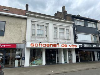 Op deze unieke ligging bieden wij u deze statige woning met veel potentieel aan.Bestaande uit gelijkvloerse handelsruimte die kan ook kan dienen als...
