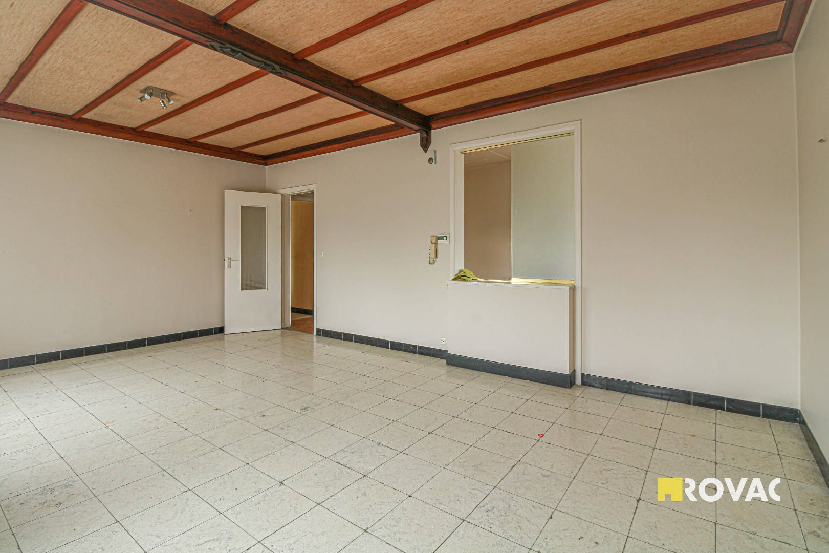 Deels te renoveren lichtrijk appartement met garage! - foto 3