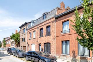 <p>Charmante gesloten bebouwing in een rustige straat nabij het centrum van Mechelen, tegenover het Maria Van Deyckpark.</p><p><br /></p><p>Deze woning combineert een centrale ligging met aangenaam groen in de directe omgeving. Dankzij het EPC A-label geniet u van een energiezuinige woonst met hedendaags comfort. De woning bevindt zich in een rustige straat aan de stadsrand van Mechelen, vlak bij scholen, openbaar vervoer, station en belangrijke invalswegen. Het park recht tegenover de woning zorgt voor een extra gevoel van rust en openheid. Met twee slaapkamers (mogelijkheid tot 3), een gezellige tuin en praktische indeling is dit huis een interessante keuze voor wie comfortabel wil wonen nabij het stadscentrum.</p><p><br /></p><p>• Inkomhal met toegang tot de leefruimtes<br />• Gezellige woonkamer met aangename lichtinval<br />• Volledig uitgeruste keuken met inductiekookplaat, combi-oven, vaatwasser, koelkast en diepvries<br />• Apart toilet<br />• Badkamer met inloopdouche, ligbad, dubbel lavabomeubel en toilet<br />• Twee slaapkamers<br />• Nachthal<br />• Zolder/bergruimte met de mogelijkheid tot 3e slaapkamer<br />• Kelder<br />• Tuin van 69 m²</p><p><br /></p><p>Troeven<br />• EPC A: energiezuinig wonen met hedendaags comfort<br />• Rustige straat nabij het centrum van Mechelen<br />• Tegenover het Maria Van Deyckpark en vlak bij groen</p><p><br /></p><p>Neem vandaag nog contact op met je ERA-makelaar voor een bezoek.</p><p><br /></p><p>JOUW DROOMHUIS. ZO GEVONDEN!</p>